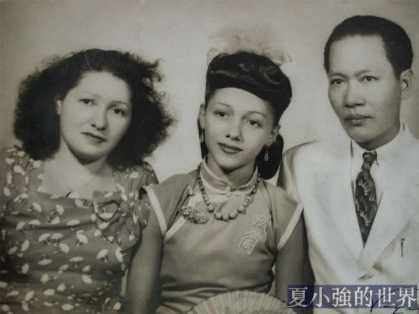 何秋蘭和母親、養父方標