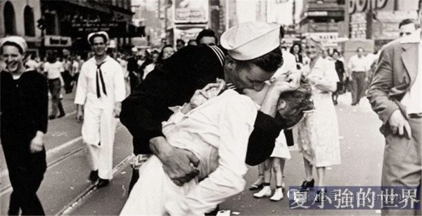 時代廣場上的勝利之吻:男主角有女朋友,且站在他們後面