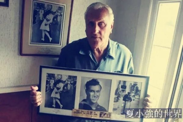 時代廣場上的勝利之吻:男主角有女朋友,且站在他們後面
