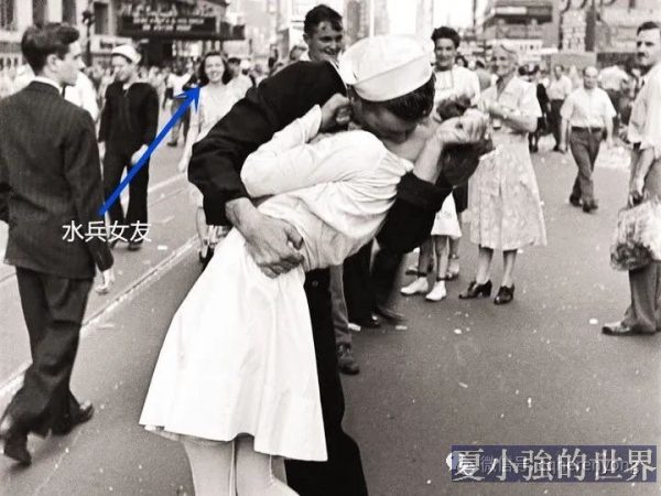 時代廣場上的勝利之吻:男主角有女朋友,且站在他們後面