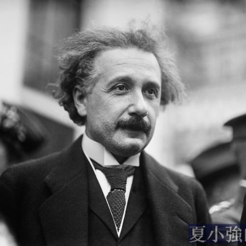 經典歷史照片背後的故事，愛因斯坦吐舌頭前一秒，他在幹甚麼？