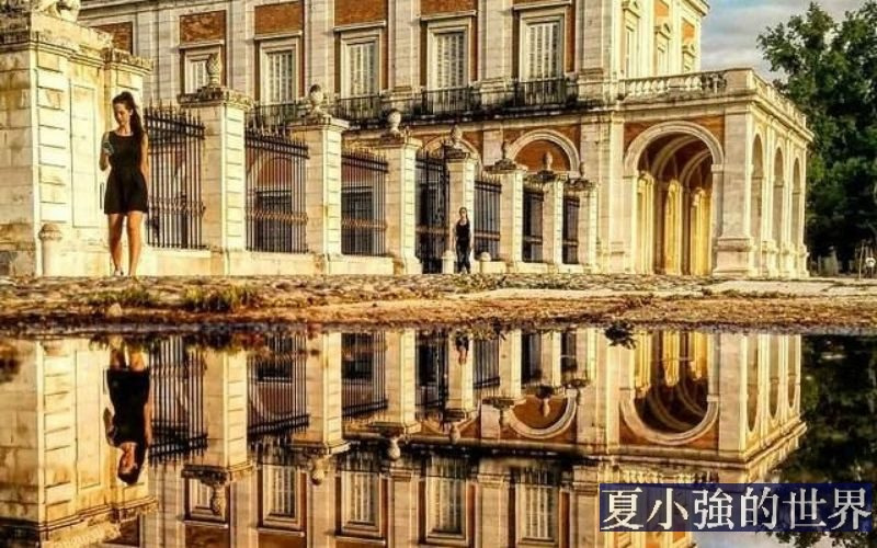 他拍遍了世界各地的「水坑」,用手機拍出驚豔的街拍照片,太震撼